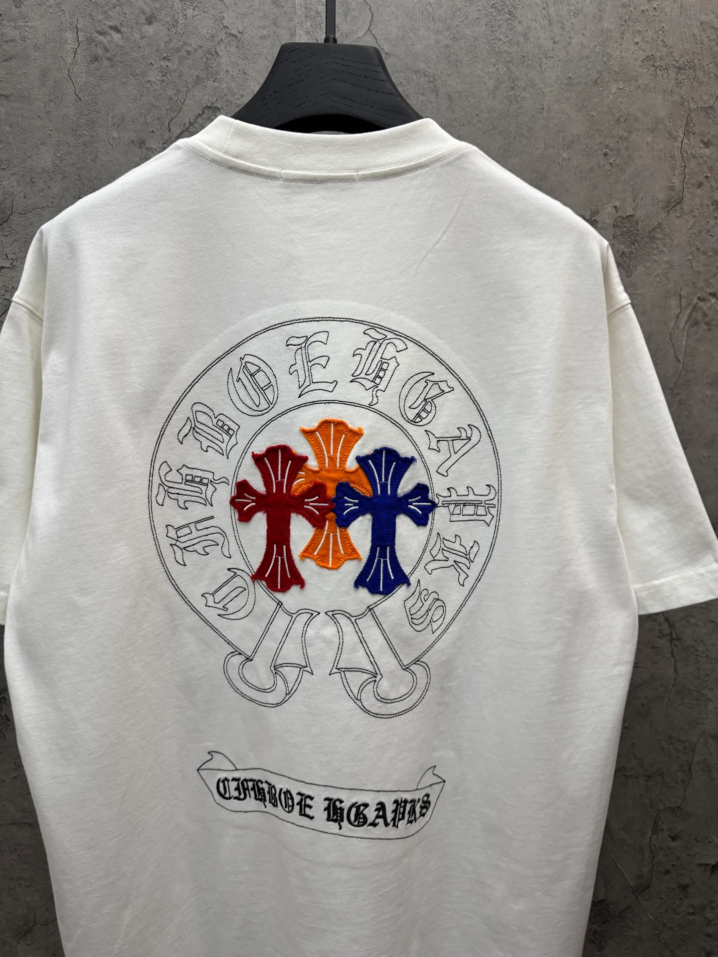 P180 top version, real shot without P, ​​different from market currency) 𝗖𝗵𝗿𝗼𝗺𝗲 𝗛𝗲𝗮𝗿𝘁𝘀/Croxin 2026 spring new original single counter American laser burnt patch embroidered couple short sleeves 👑The highest version! Customized fabric 300 grams, best-selling model at the counter, very comfortable to wear. Accessories: original molded and authenticated collar label ➕ 100% silk wash water label. Genuine purchase-grade original hangtag➕matching hanging rope➕3D hanging beads➕original packaging bag. Craftsmanship: The original version has consistent wiring! The highest version of the armhole matching technique! Color: White Black Size: S M L XL Style No.: 26-2031